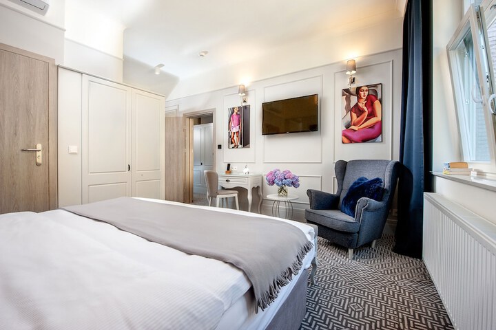 Room 44 of 77