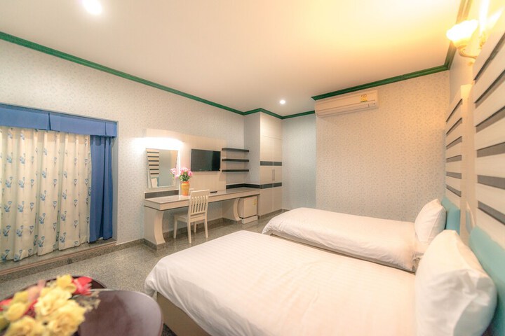 Room 12 of 33