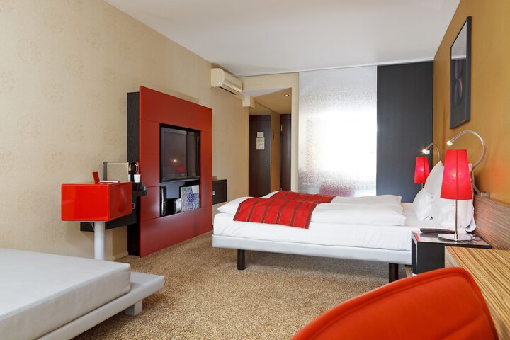Room 7 of 30