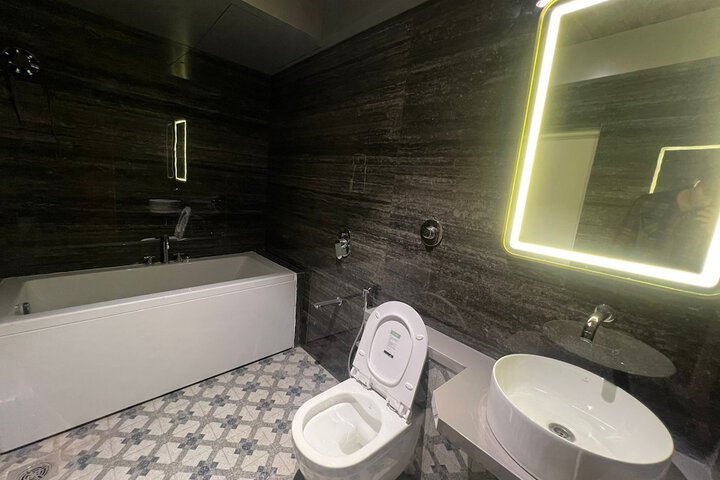Room 9 of 12