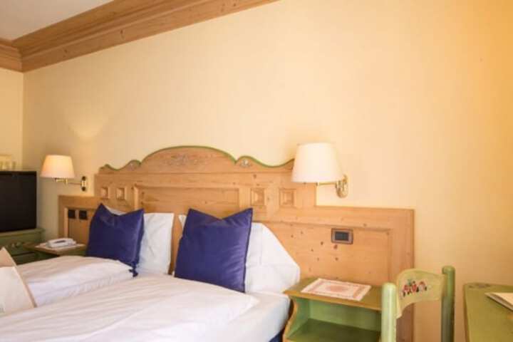 Room 4 of 32