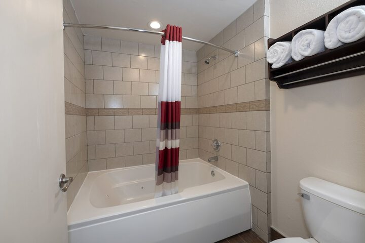 ADA Deluxe Queen with Roll in Shower (20 of 41)