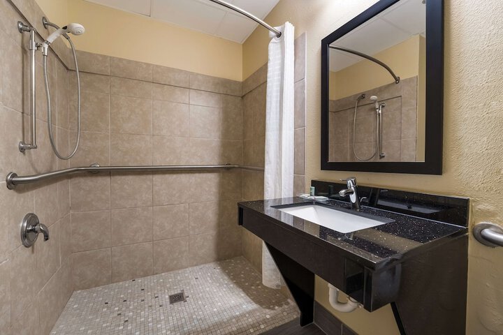 1 King Bed Fltscntv Reclnr Microwave, Refrigerator High Speed Coffee Maker Full Breakfast (14 of 18)