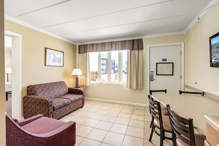 Traditional Suite 1 King Bed with Sofa Bed (4 of 23)