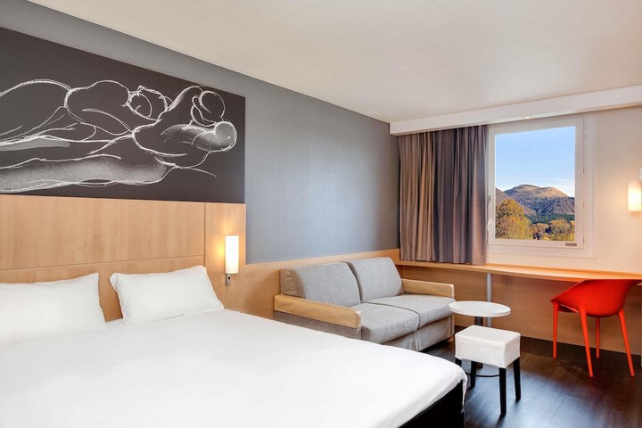 Room 8 of 30