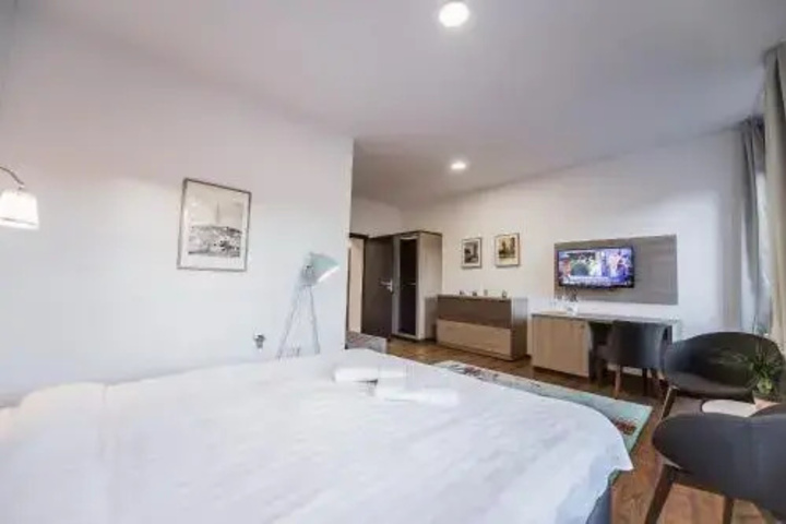 Room 4 of 14
