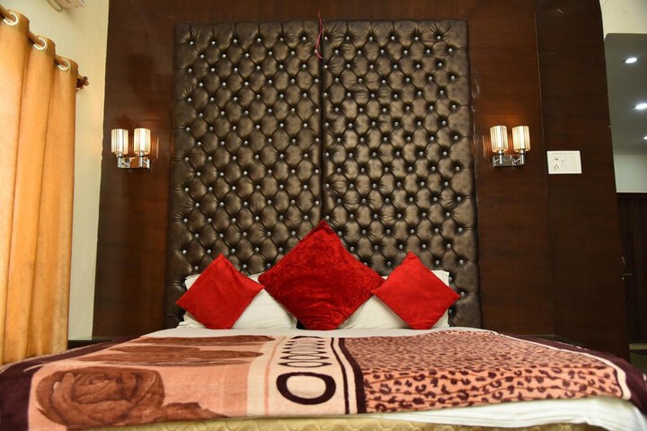 Room 9 of 90