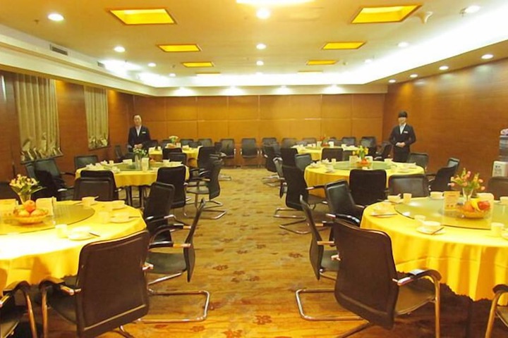 Ballroom/Hall 12 of 16