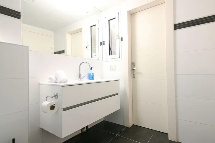 Room 9 of 32