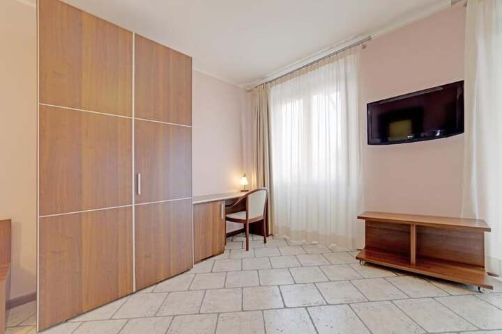 Room 10 of 29