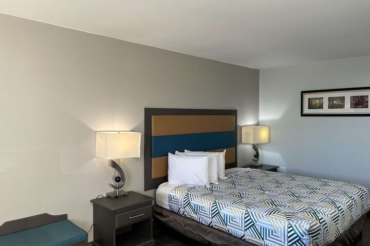 1 King Bed Micfridge (3 of 7)