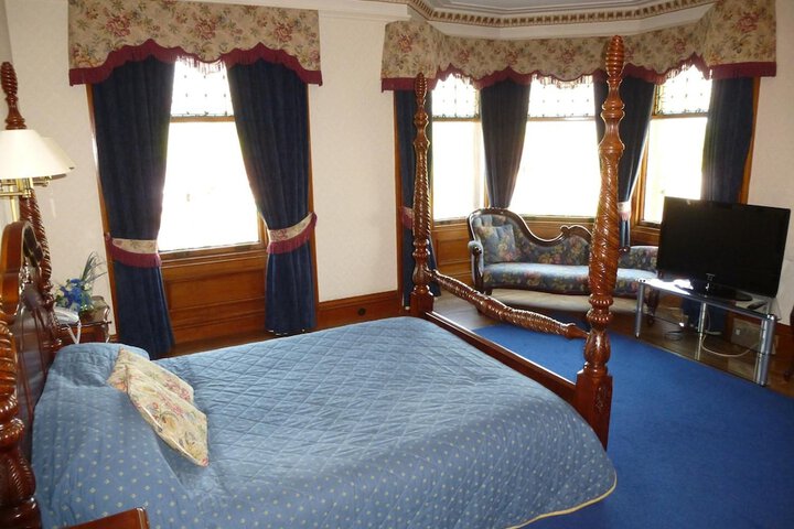 Room 9 of 25