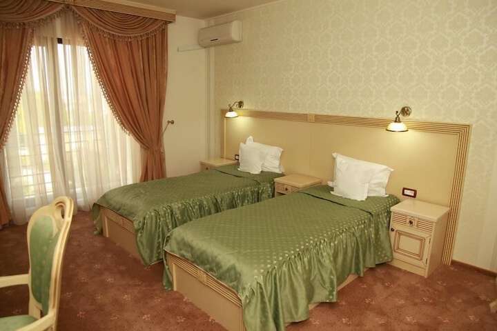 Room 9 of 37