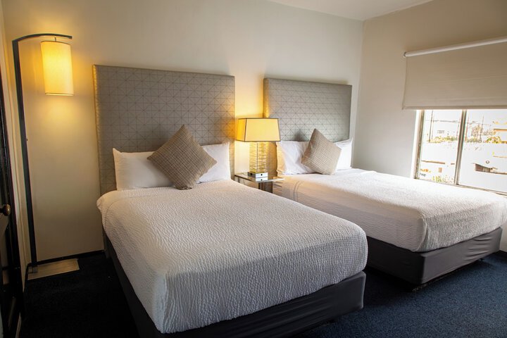 Room 4 of 16