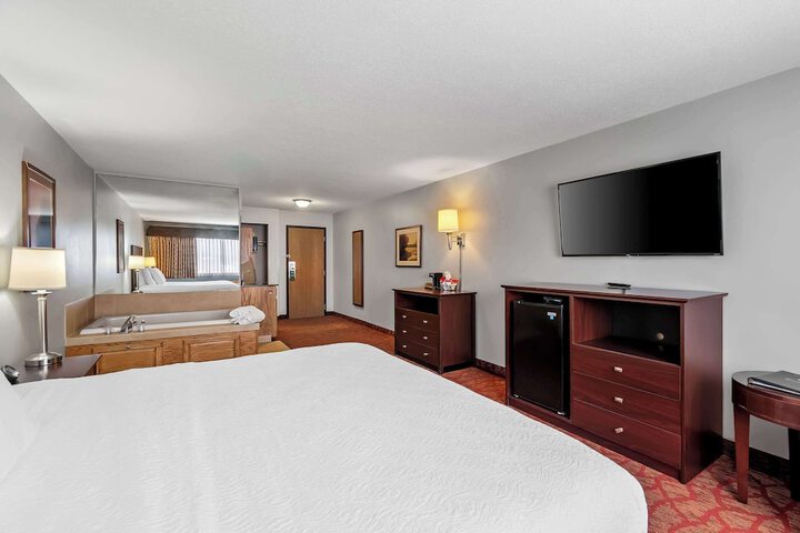 1 King Bed (4 of 15)