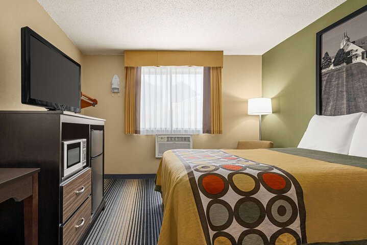 1 Queen Bed (4 of 13)