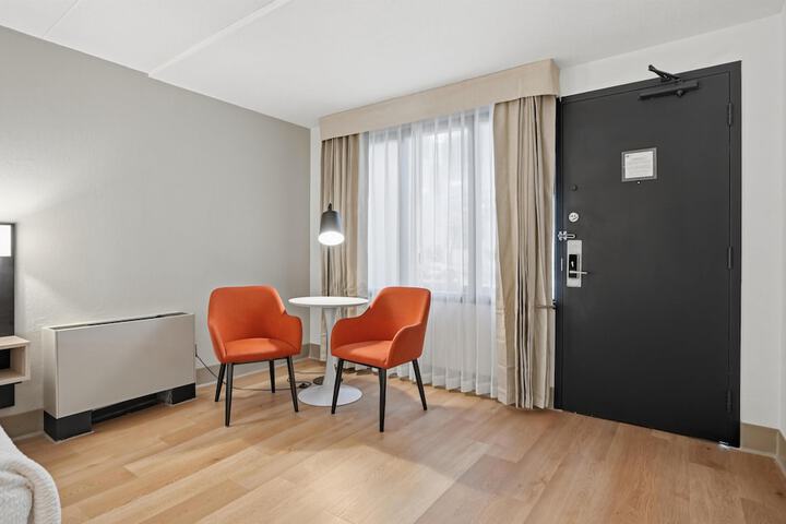 Room 27 of 77
