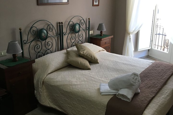 Room 6 of 32