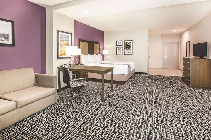 1 King Bed (5 of 9)