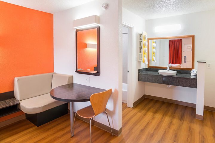 1 Queen Bed (7 of 11)