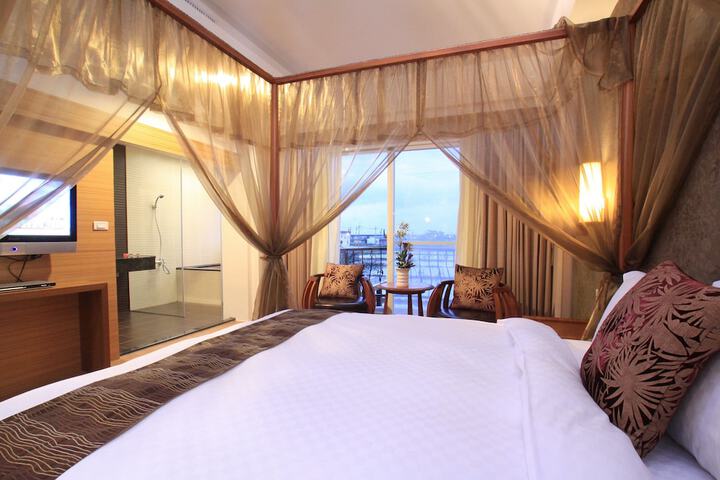 Room 9 of 37