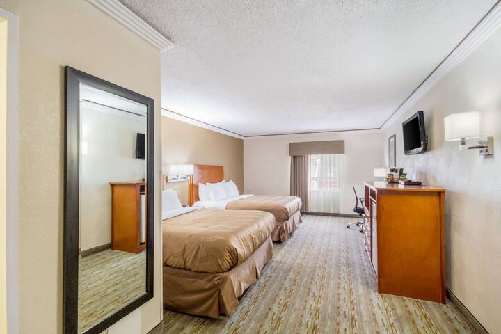 1 Queen Bed Business Room Accessible (6 of 18)
