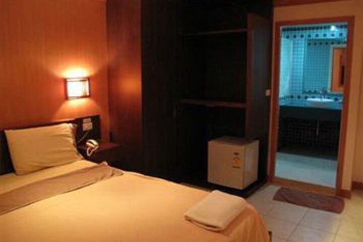 Room 13 of 23
