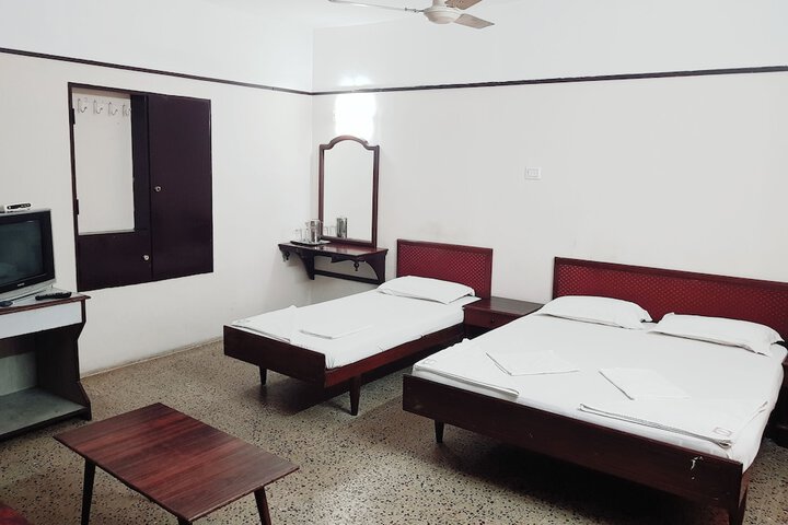 Room 11 of 33