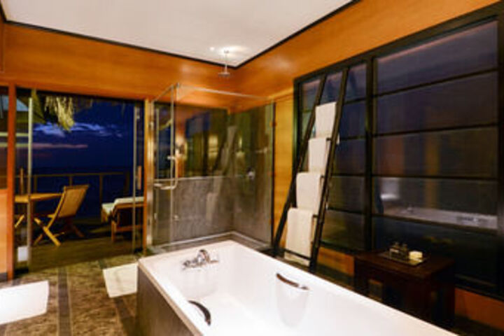 Deep Soaking Bathtub