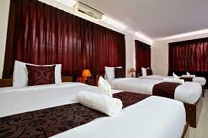 Room 10 of 32