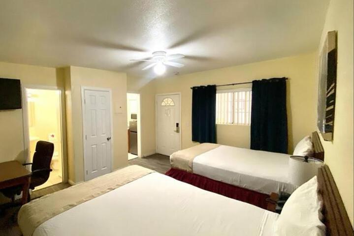 1 Queen Bed (16 of 17)