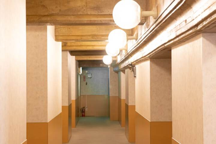 Room 6 of 32