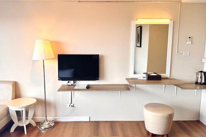 Room 8 of 28