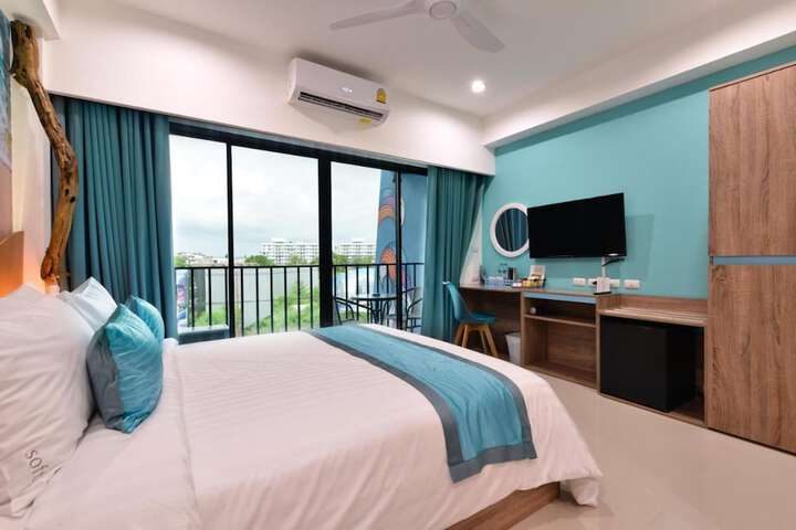 Jomtien Beach Sleep Inn - Steps from Beach & Market
