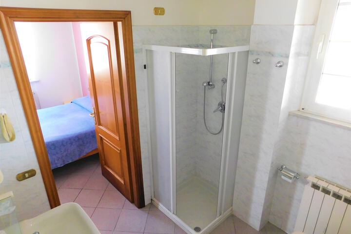Room 12 of 28