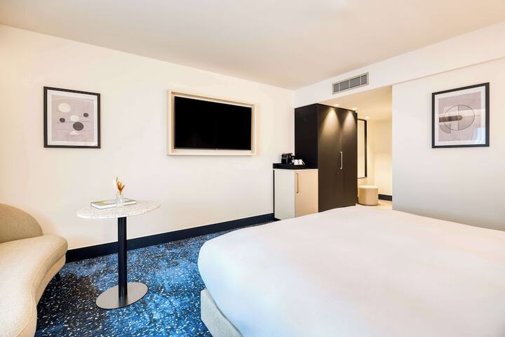 Room 42 of 153