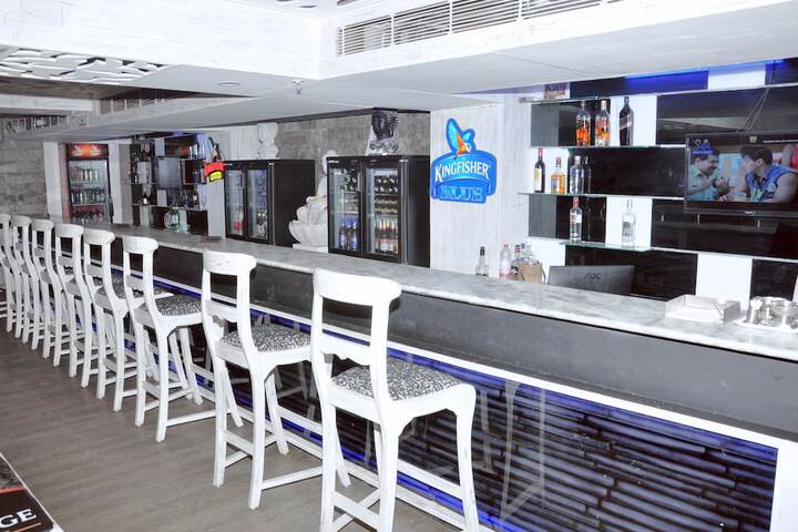 Lounge 19 of 23