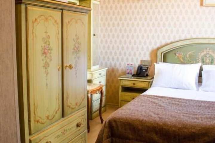 Room 9 of 25