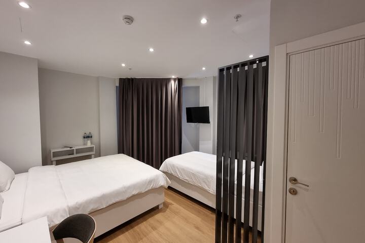 Room 10 of 20