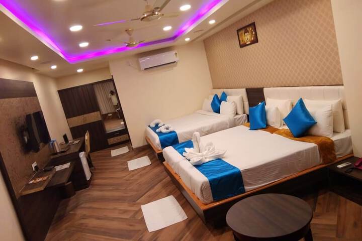 Room 8 of 9