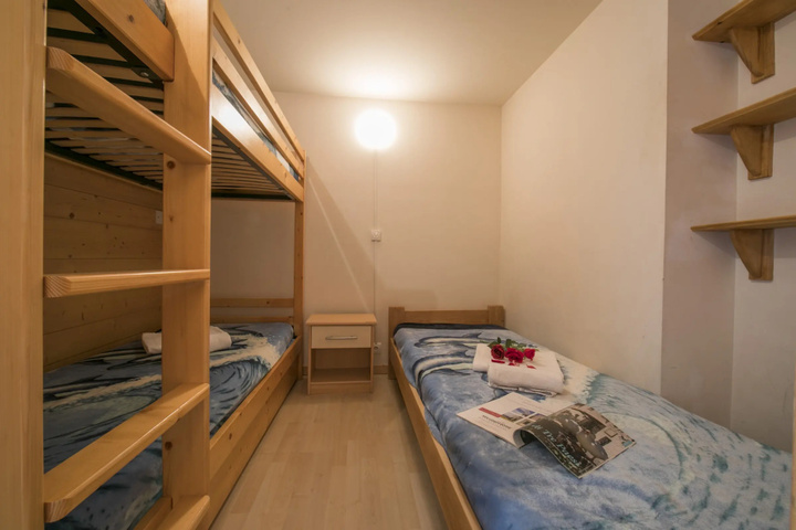 Room 2 of 10