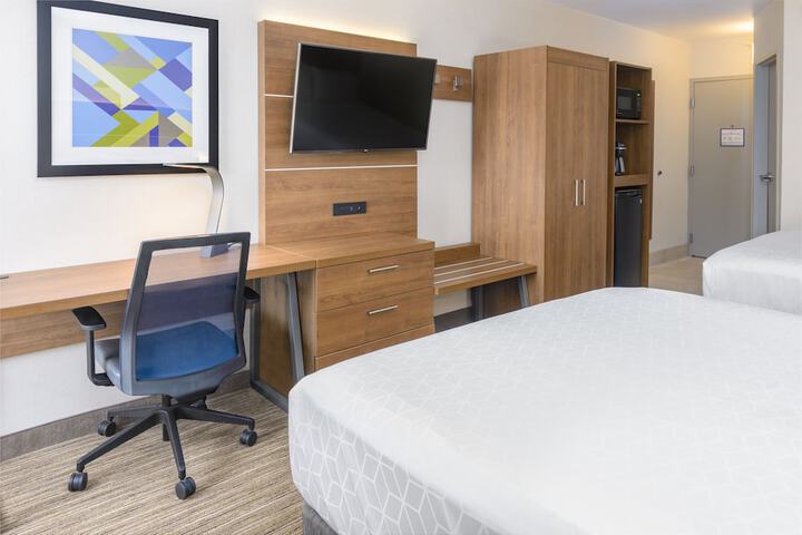 2 Queen Beds (8 of 12)
