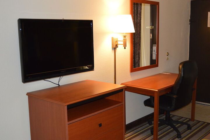 1 King Bed Mobility Hearing Accessible Room Bathtub with Grab Bars (5 of 18)