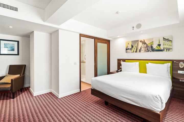 Room 25 of 60