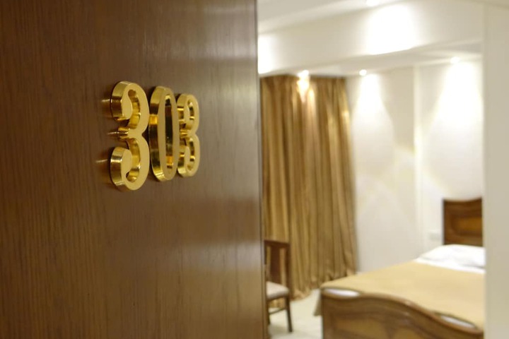 Room 10 of 16