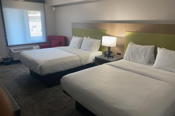 1 Queen Bed (8 of 23)