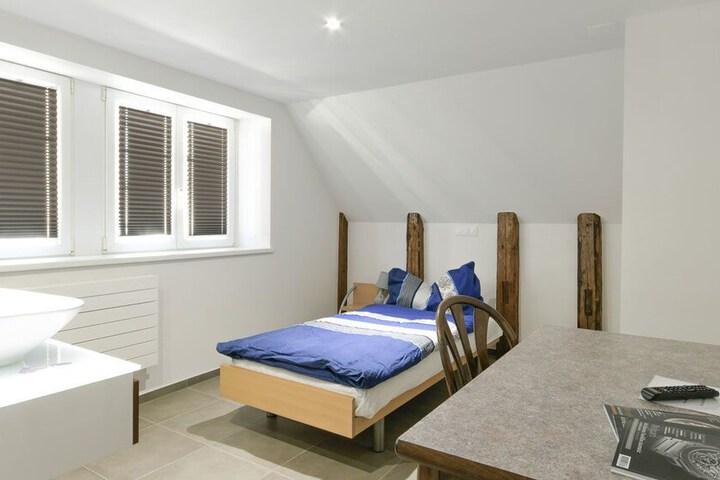 Room 4 of 32