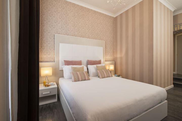 Room 6 of 12