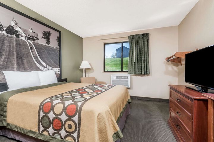 1 Queen Bed (6 of 13)