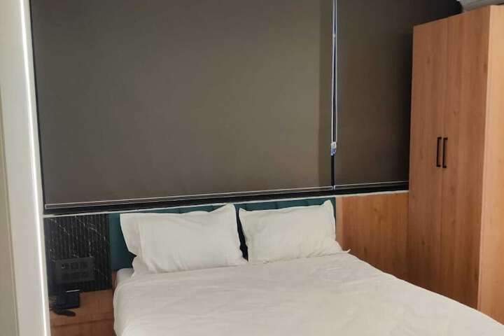 Room 6 of 27